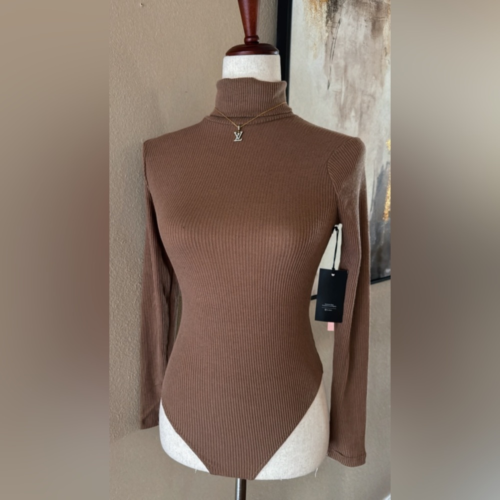 Elegant Brown Ribbed Bodysuit - Picture 1 of 9